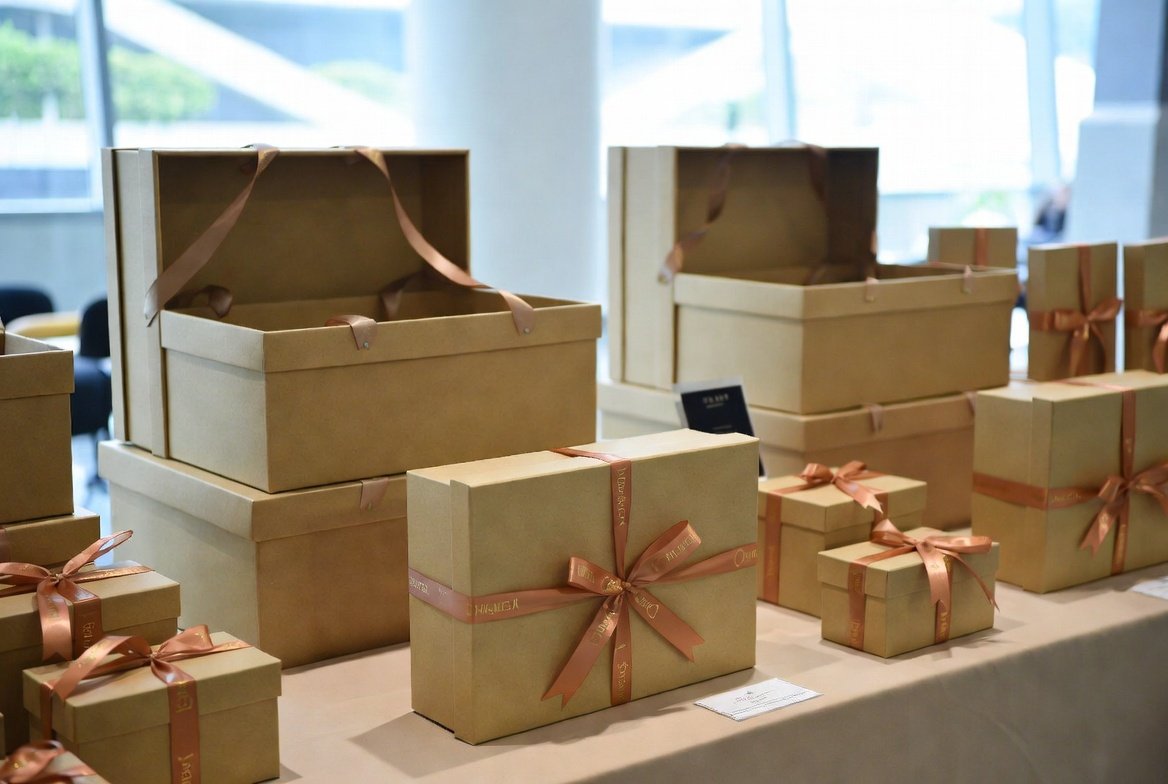 Festive and seasonal gift hampers